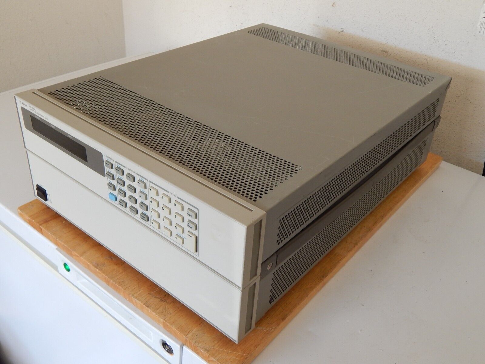 Agilent N3300A DC Electronic Load Mainframe Agilent N3300A DC Electronic Load Mainframe